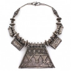 Vechi colier etnic indo-persan accesorizat cu amulete tawiz | manufactură în argint | Afganistan Vechi colier etnic indo-persan accesorizat cu amulete tawiz | manufactură în argint | Afganistan