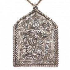 Colier cu veche amuletă hindusă | Krishna & Navagunjara | manufactură în argint | India | început de secol XX Colier cu veche amuletă hindusă | Krishna & Navagunjara | manufactură în argint | India | început de secol XX