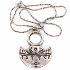 Colier accesorizat cu o inedită amuletă tuaregă | manufactură în argint | Egipt  Colier accesorizat cu o inedită amuletă tuaregă | manufactură în argint | Egipt