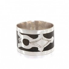 Inel amuletic tuareg Crucea Agadez & Ezza  | Lady Size | argint & furnir de abanos | manufactură | Niger Inel amuletic tuareg Crucea Agadez & Ezza  | Lady Size | argint & furnir de abanos | manufactură | Niger