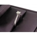 Inel de logodnă din aur alb 18K decorat cu diamante naturale totalizând 0.35 CT | briliant central 0.25 CT 