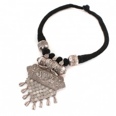 Impresionant colier etnic Banjara accesorizat cu amuletă Tawiz | manufactură în argint & bumbac natural | Rajasthan Impresionant colier etnic Banjara accesorizat cu amuletă Tawiz | manufactură în argint & bumbac natural | Rajasthan