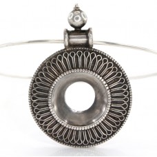 Colier choker din argint cu amuletă Mandala | manufactură de atelier indian | a doua jumătate a secolului XX Colier choker din argint cu amuletă Mandala | manufactură de atelier indian | a doua jumătate a secolului XX
