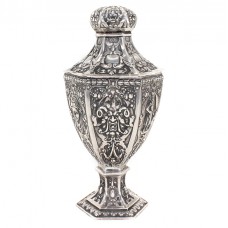 Bombonieră din argint elaborată sub forma unei urne în stil neogotic | atelier Jean Louis Schlingloff  | Hanau cca. 1910 Bombonieră din argint elaborată sub forma unei urne în stil neogotic | atelier Jean Louis Schlingloff  | Hanau cca. 1910