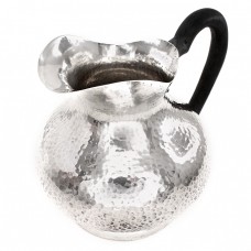 Carafă din argint pentru purificarea și servirea apei | argint martelat și lemn ebenizat | atelier Mantegazza Giuseppe di Zeno cca1935 Carafă din argint pentru purificarea și servirea apei | argint martelat și lemn ebenizat | atelier Mantegazza Giuseppe di Zeno cca1935