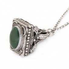 Colier cu veche amuletă Etruscan Revival | argint & agat verde | Italia Colier cu veche amuletă Etruscan Revival | argint & agat verde | Italia