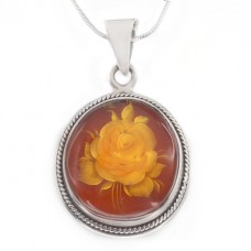 Colier cu pandant din chihlimbar sculptat intaglio și montat în argint | Polonia cca. 1970 -1980 Colier cu pandant din chihlimbar sculptat intaglio și montat în argint | Polonia cca. 1970 -1980
