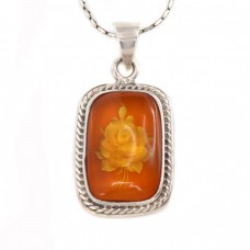 Colier cu anturaj de chihlimbar natural sculptat intaglio | Polonia cca.1970 - 1980 Colier cu anturaj de chihlimbar natural sculptat intaglio | Polonia cca.1970 - 1980