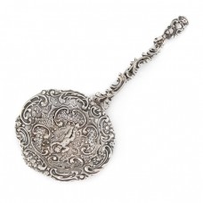 Strecurătoare din argint elaborată în stil Rococo decorată cu amoraș Cupidon | Germania | secol XIX Strecurătoare din argint elaborată în stil Rococo decorată cu amoraș Cupidon | Germania | secol XIX