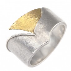 Inel statement contemporary manufacturat în argint și aur galben 18k | Art Studio Jewelry | Statele Unite cca. 1990 Inel statement contemporary manufacturat în argint și aur galben 18k | Art Studio Jewelry | Statele Unite cca. 1990