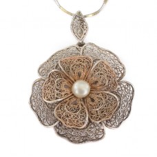 Colier accesorizat cu pandat floral din argint filigranat | accente aurite | Germania cca.1970 Colier accesorizat cu pandat floral din argint filigranat | accente aurite | Germania cca.1970