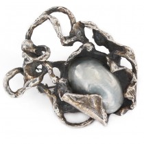 Spectaculoasă broșă statement brutalistă din bronz argintat decorată cu perlă gri Tahiti | Statele Unite cca.1960