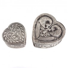 Lot format din două vechi cutiuțe indiene din argint decorate în stil tradițional hindus | prima jumătate a secolului XX Lot format din două vechi cutiuțe indiene din argint decorate în stil tradițional hindus | prima jumătate a secolului XX