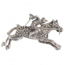 Broșă Art Deco cu temă hipică | Jocheu de galop | argint incrustat cu marcasite | Statele Unite cca.1930 