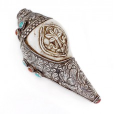 Trâmbiță ritualică tibetană Dung - Dkar realizată din cochlie Shankha decorată cu argint, turcoaze și corale | Nepal  Trâmbiță ritualică tibetană Dung - Dkar realizată din cochlie Shankha decorată cu argint, turcoaze și corale | Nepal