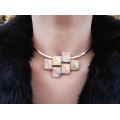 Colier choker accesorizat cu un pandant statement modernist din argint intarsiat cu sidefuri naturale 