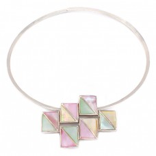 Colier choker accesorizat cu un pandant statement modernist din argint intarsiat cu sidefuri naturale  Colier choker accesorizat cu un pandant statement modernist din argint intarsiat cu sidefuri naturale