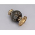 Flacon victorian pentru parfum sculptat în agat & montat în argint aurit incrustat cu granate și turcoaze naturale |  Marea Britanie cca.1850