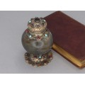 Flacon victorian pentru parfum sculptat în agat & montat în argint aurit incrustat cu granate și turcoaze naturale |  Marea Britanie cca.1850