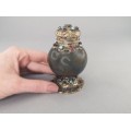 Flacon victorian pentru parfum sculptat în agat & montat în argint aurit incrustat cu granate și turcoaze naturale |  Marea Britanie cca.1850