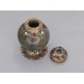 Flacon victorian pentru parfum sculptat în agat & montat în argint aurit incrustat cu granate și turcoaze naturale |  Marea Britanie cca.1850