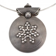 Colier din argint cu amuletă mandala decorată cu fulg de nea | Rajasthan - India Colier din argint cu amuletă mandala decorată cu fulg de nea | Rajasthan - India