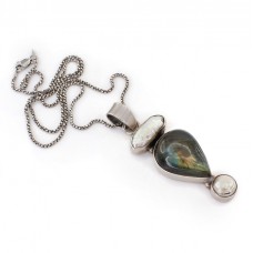 Colier din argint accesorizat cu un pandant statement decorat cu labradorit și perle Keshi | Indonezia Colier din argint accesorizat cu un pandant statement decorat cu labradorit și perle Keshi | Indonezia