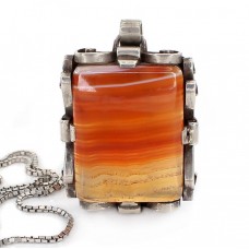 Colier din argint accesorizat cu un pandant scandinav Skowirke decorat cu agat carnelian | Danemarca Colier din argint accesorizat cu un pandant scandinav Skowirke decorat cu agat carnelian | Danemarca