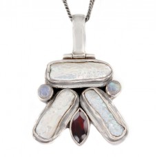 Colier din argint accesorizat cu un pandant decorat cu piatra lunii, perle naturale Keshi și granat natural | Indonezia Colier din argint accesorizat cu un pandant decorat cu piatra lunii, perle naturale Keshi și granat natural | Indonezia