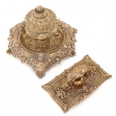 Garnitură de birou din bronz dore compusă din encrieră și porte-buvard | Franța cca.1870 Garnitură de birou din bronz dore compusă din encrieră și porte-buvard | Franța cca.1870
