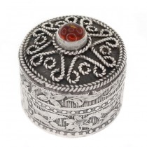 Cutiuță cu design orientalizat manufacturată în din argint decort cu agat carneol 