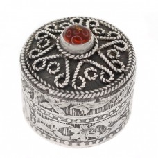 Cutiuță cu design orientalizat manufacturată în din argint decort cu agat carneol  Cutiuță cu design orientalizat manufacturată în din argint decort cu agat carneol