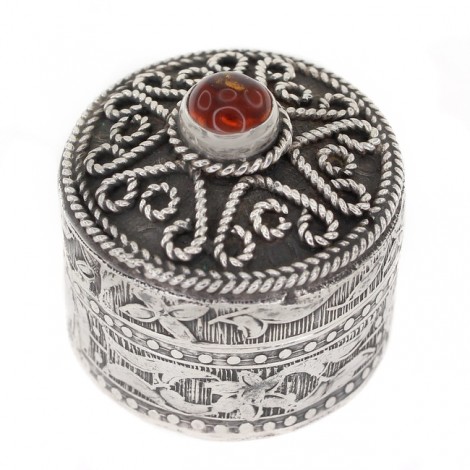 Cutiuță cu design orientalizat manufacturată în din argint decort cu agat carneol 