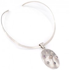 Colier choker din argint cu pandant statement modernist decorat cu perle negre Tahiti  Colier choker din argint cu pandant statement modernist decorat cu perle negre Tahiti