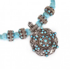 Impresionant colier etnic sino-tibetan accesorizat cu o amuletă Mandala din argint cu turcoaze naturale | India cca.1960 Impresionant colier etnic sino-tibetan accesorizat cu o amuletă Mandala din argint cu turcoaze naturale | India cca.1960