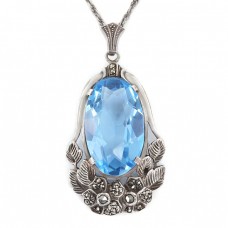 Colier cu pandant Art Deco decorat cu un remarcabil topaz albastru natural | Germania cca. 1940 - 1950 Colier cu pandant Art Deco decorat cu un remarcabil topaz albastru natural | Germania cca. 1940 - 1950