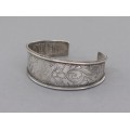 Veche brățară cuff chinezească din argint decorată central cu simbolul amuletic Shou | cca. 1900 - 1930