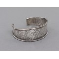 Veche brățară cuff chinezească din argint decorată central cu simbolul amuletic Shou | cca. 1900 - 1930