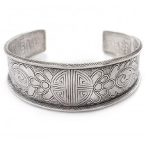 Veche brățară cuff chinezească din argint decorată central cu simbolul amuletic Shou | cca. 1900 - 1930