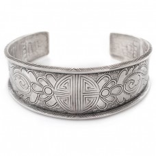 Veche brățară cuff chinezească din argint decorată central cu simbolul amuletic Shou | cca. 1900 - 1930 Veche brățară cuff chinezească din argint decorată central cu simbolul amuletic Shou | cca. 1900 - 1930