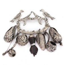 Veche broșă amuletică braziliană Penca de Balangandan | " Sporul casei " | Bahia cca. 1950 - 1970 Veche broșă amuletică braziliană Penca de Balangandan | " Sporul casei " | Bahia cca. 1950 - 1970