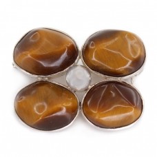 Broșă mid-century scandinavă din argint decorată cu anturaje de cuarț metamorfic Ochi de tigru | Danemarca  cca. 1960 Broșă mid-century scandinavă din argint decorată cu anturaje de cuarț metamorfic Ochi de tigru | Danemarca  cca. 1960