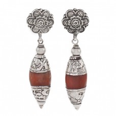 Cercei etnici tibetani accesorizați cu vechi amulete Pema Raka | argint și carneol | Nepal cca. 1950  Cercei etnici tibetani accesorizați cu vechi amulete Pema Raka | argint și carneol | Nepal cca. 1950