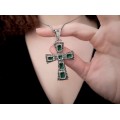 Colier religios accesorizat cu o cruce statement din argint texturat și decorat cu email verde | Italia cca. 1950 - 1960