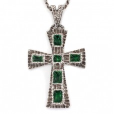 Colier religios accesorizat cu o cruce statement din argint texturat și decorat cu email verde | Italia cca. 1950 - 1960 Colier religios accesorizat cu o cruce statement din argint texturat și decorat cu email verde | Italia cca. 1950 - 1960