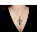 Colier religios accesorizat cu o cruce statement din argint texturat și decorat cu email verde | Italia cca. 1950 - 1960