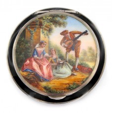 Pudrieră din argint emailat decorată cu scenă romantică în manieră Fragonard | Austria cca.1930 Pudrieră din argint emailat decorată cu scenă romantică în manieră Fragonard | Austria cca.1930