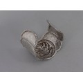 Brățară cuff din argint martelat decorată cu un crab redat prin repousse 