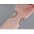 Brățară cuff din argint martelat decorată cu un crab redat prin repousse 