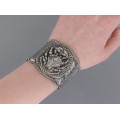 Brățară cuff din argint martelat decorată cu un crab redat prin repousse 